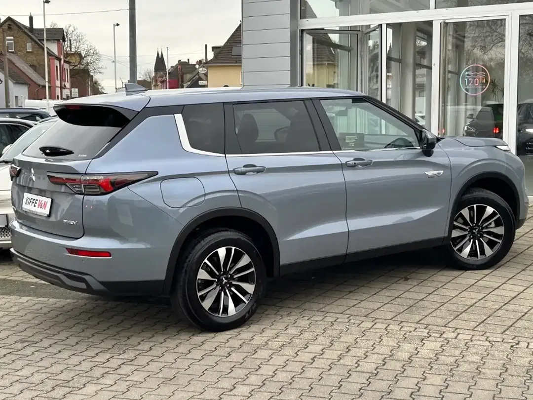 Mitsubishi Outlander - Thumbnail 4
