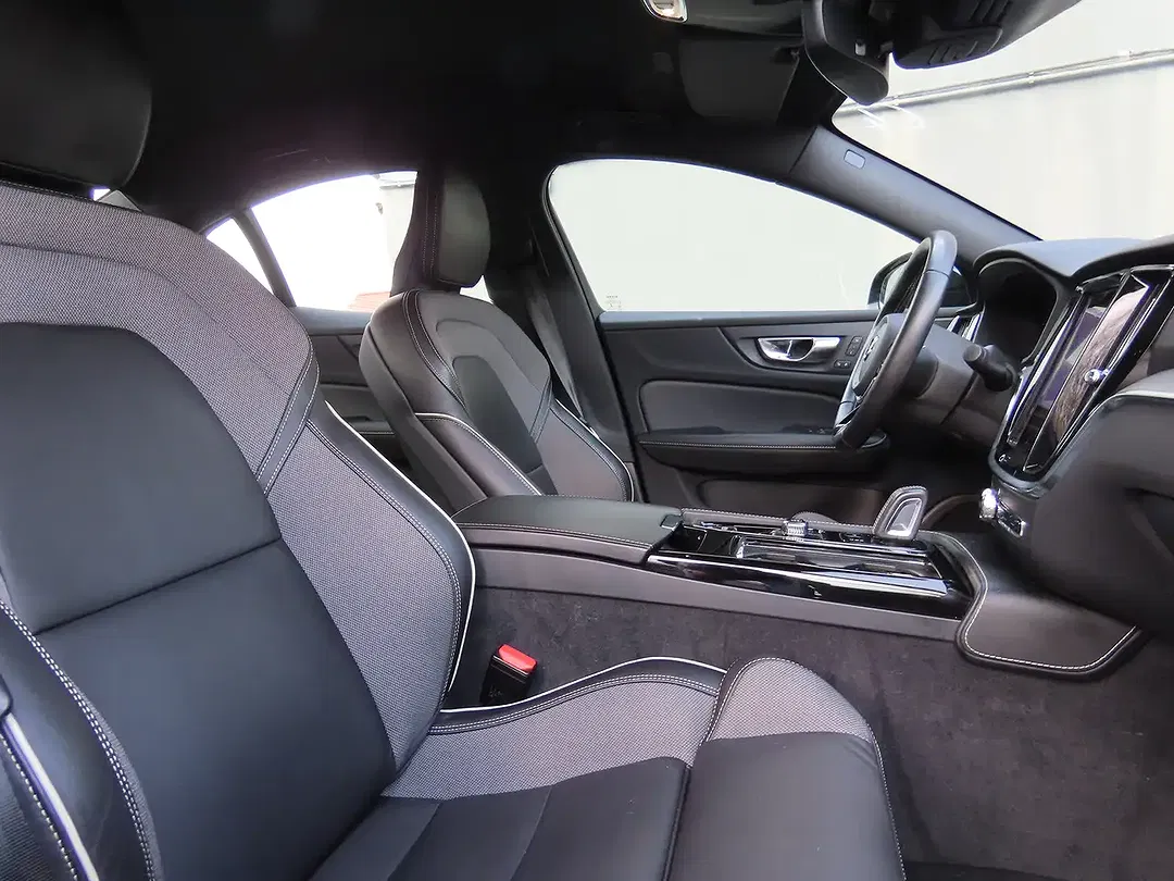 Volvo S60 - Thumbnail 3