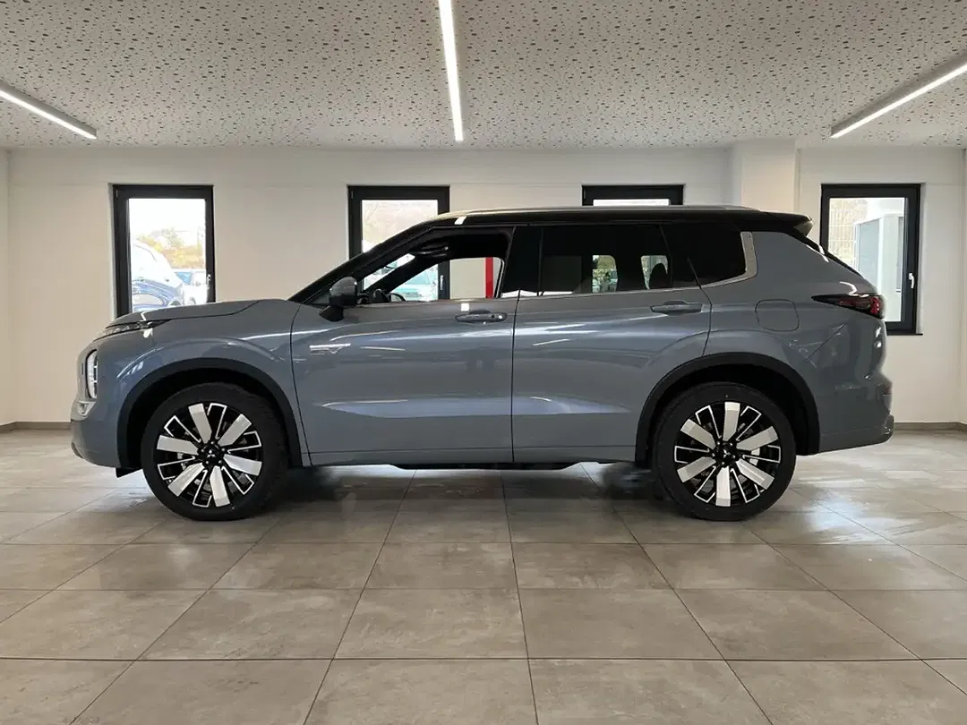 Mitsubishi Outlander - Thumbnail 2