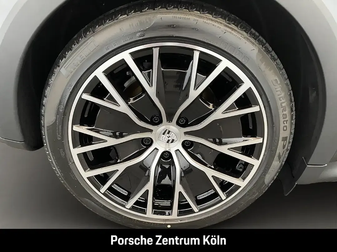 Porsche Taycan - Thumbnail 10