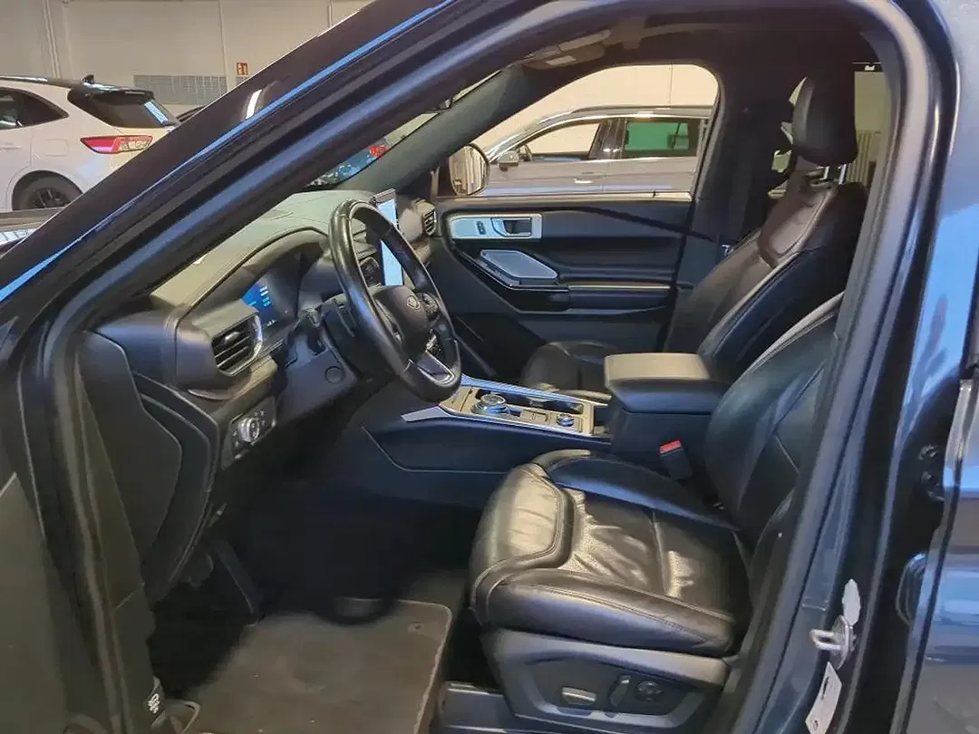 Ford Explorer - Thumbnail 6