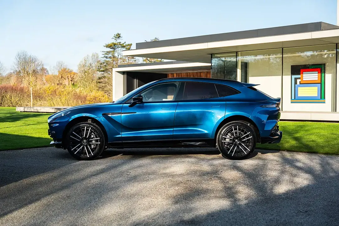 Aston Martin DBX - Thumbnail 2