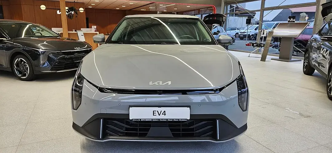 Kia EV4 - Thumbnail 2