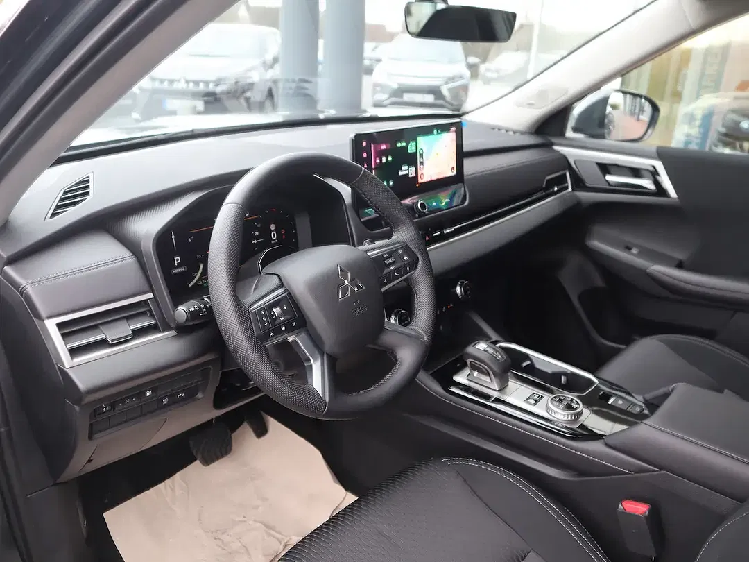 Mitsubishi Outlander - Thumbnail 12