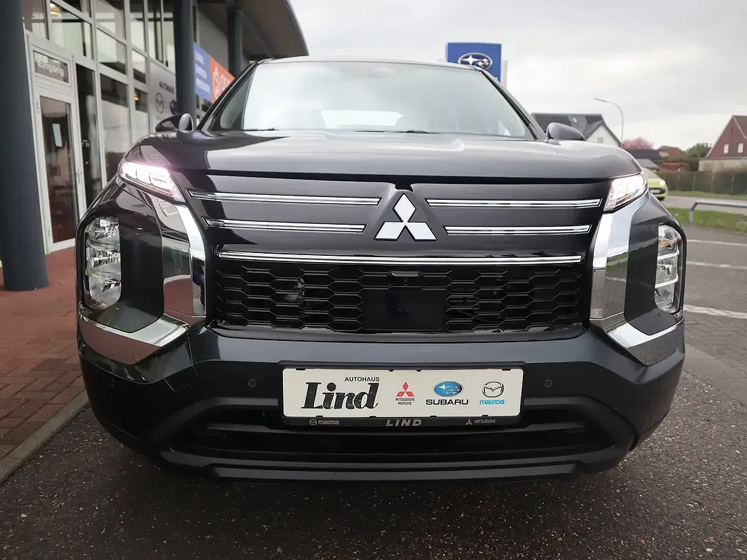 Mitsubishi Outlander - Thumbnail 3