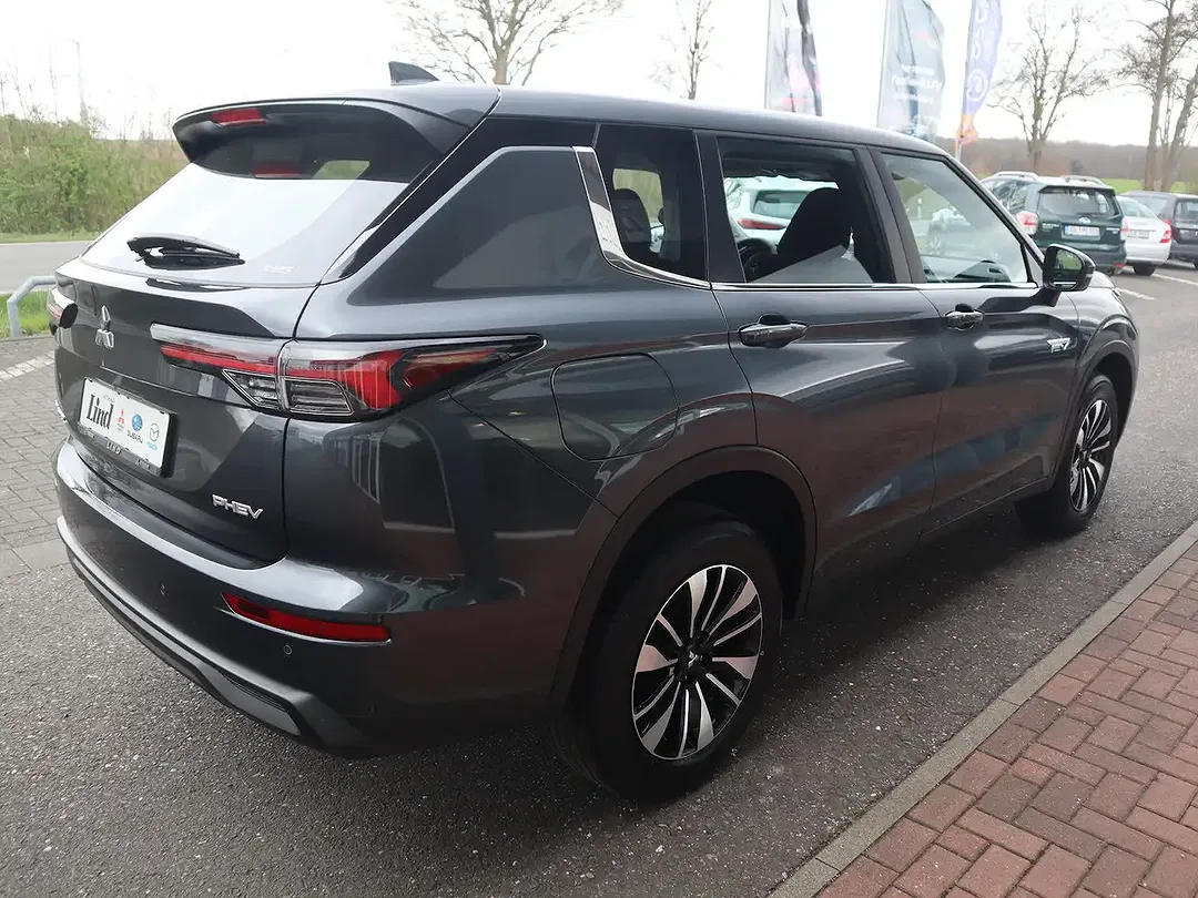 Mitsubishi Outlander - Thumbnail 8