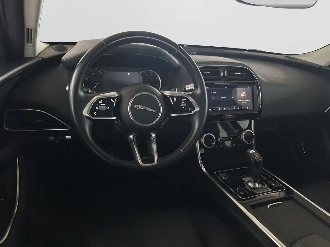 Jaguar XE - Thumbnail 11