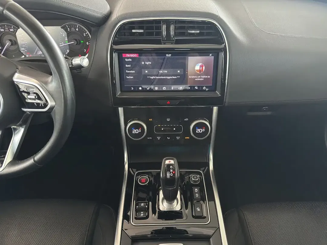 Jaguar XE - Thumbnail 12