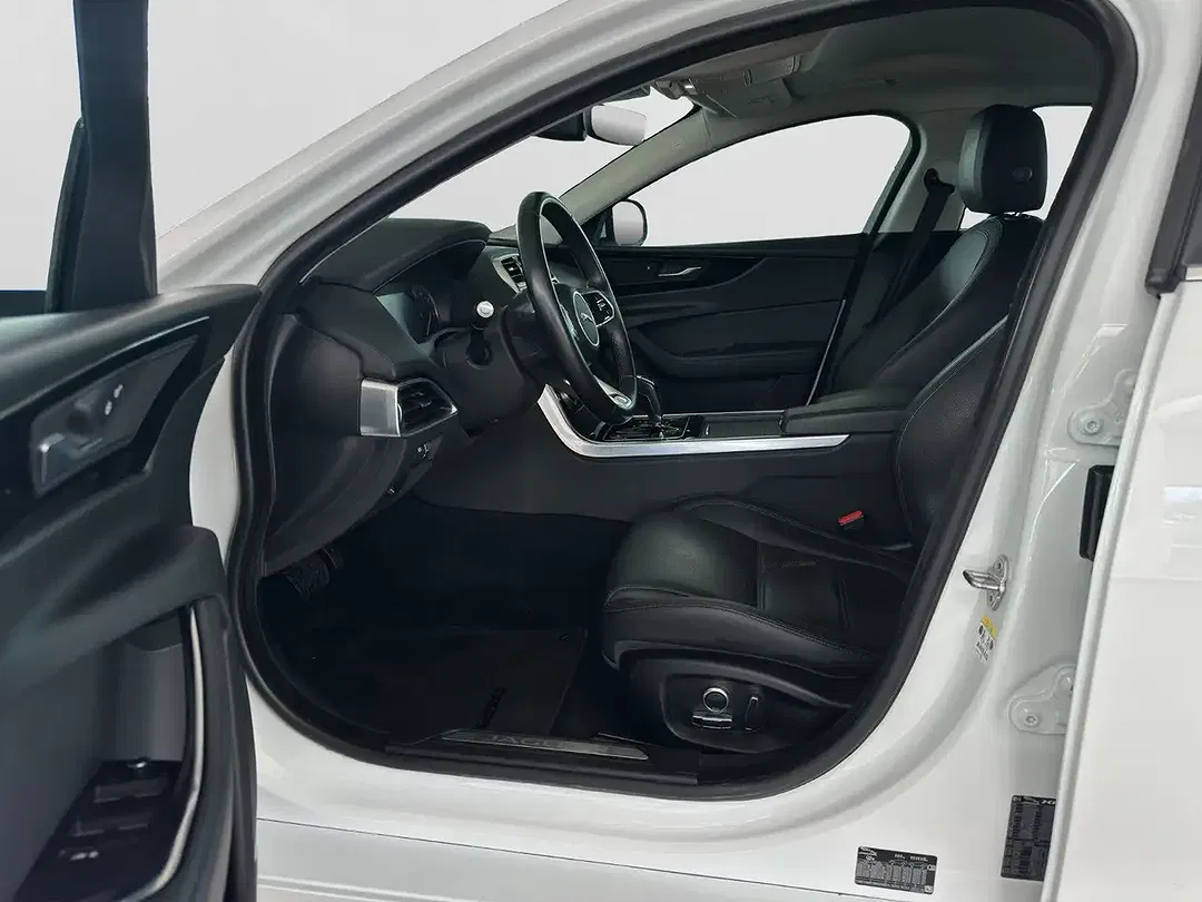 Jaguar XE - Thumbnail 13
