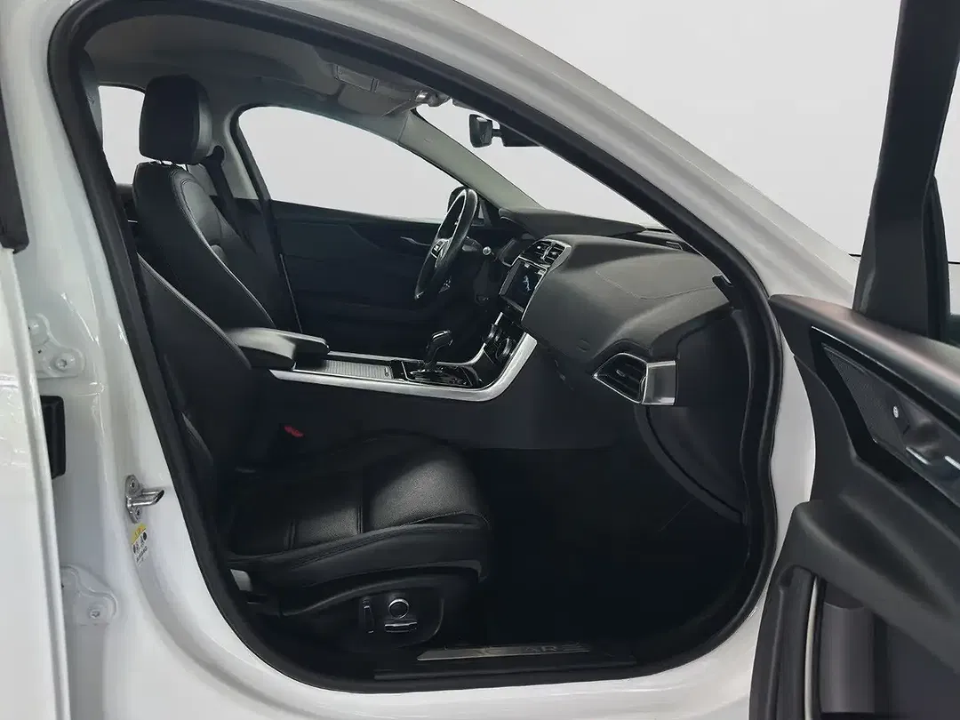 Jaguar XE - Thumbnail 14