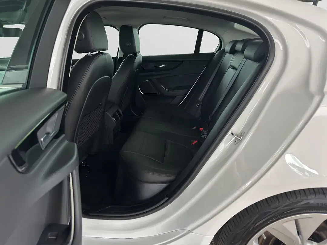 Jaguar XE - Thumbnail 15