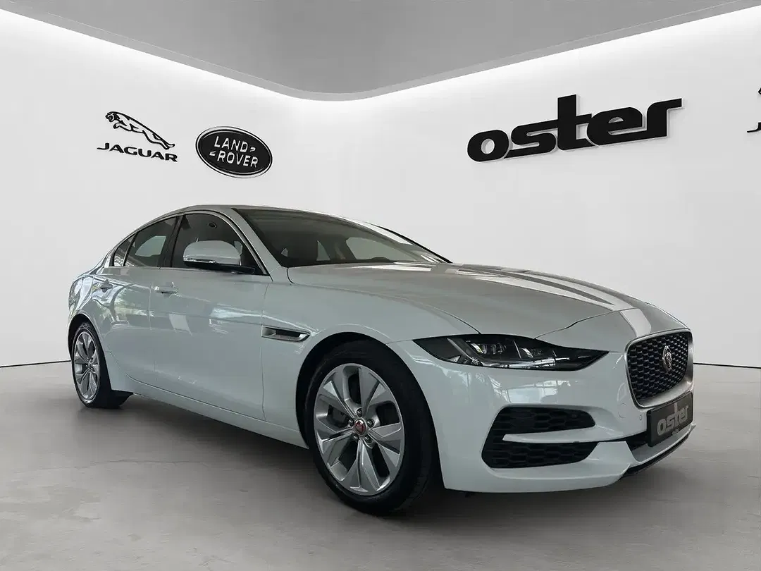 Jaguar XE - Thumbnail 2