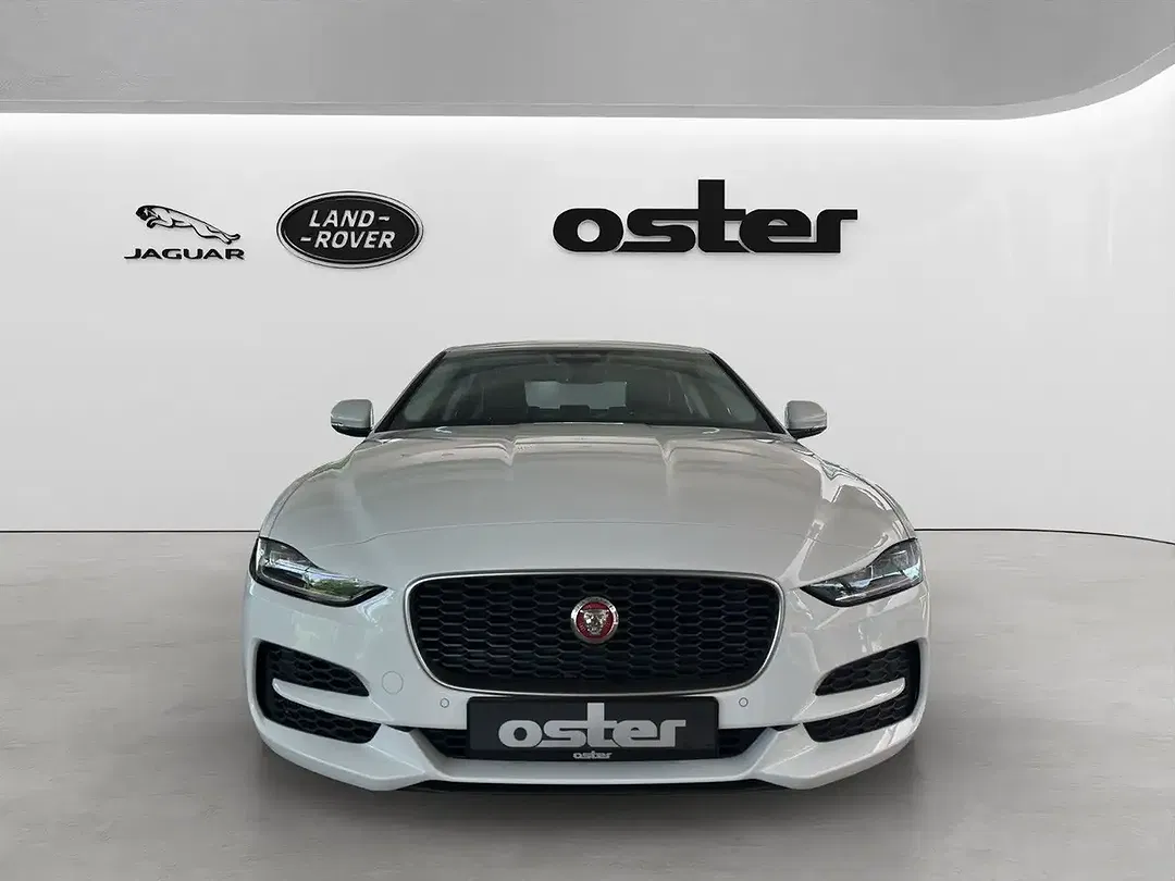 Jaguar XE - Thumbnail 3