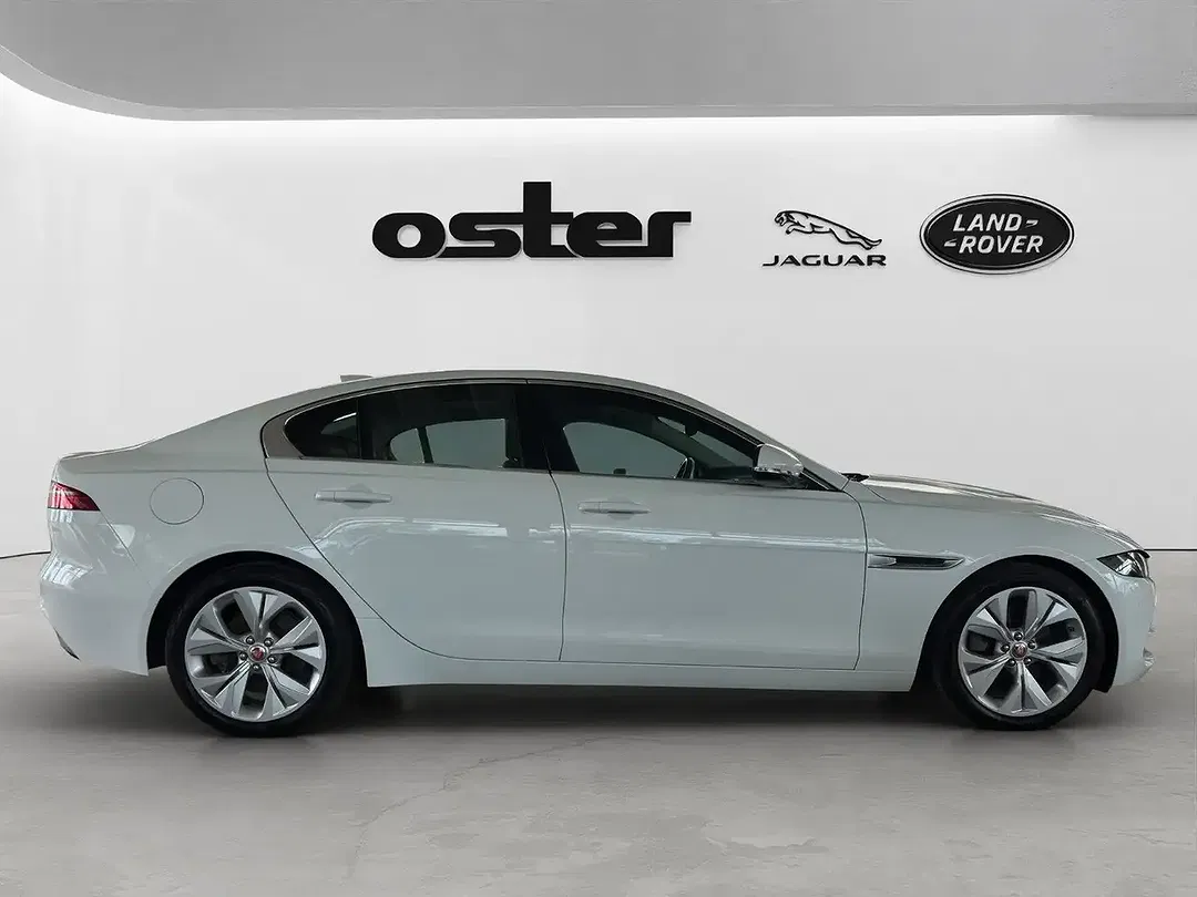 Jaguar XE - Thumbnail 4