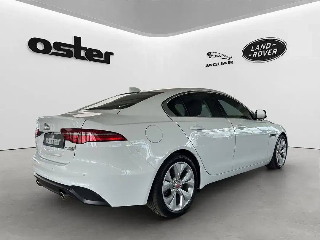 Jaguar XE - Thumbnail 5