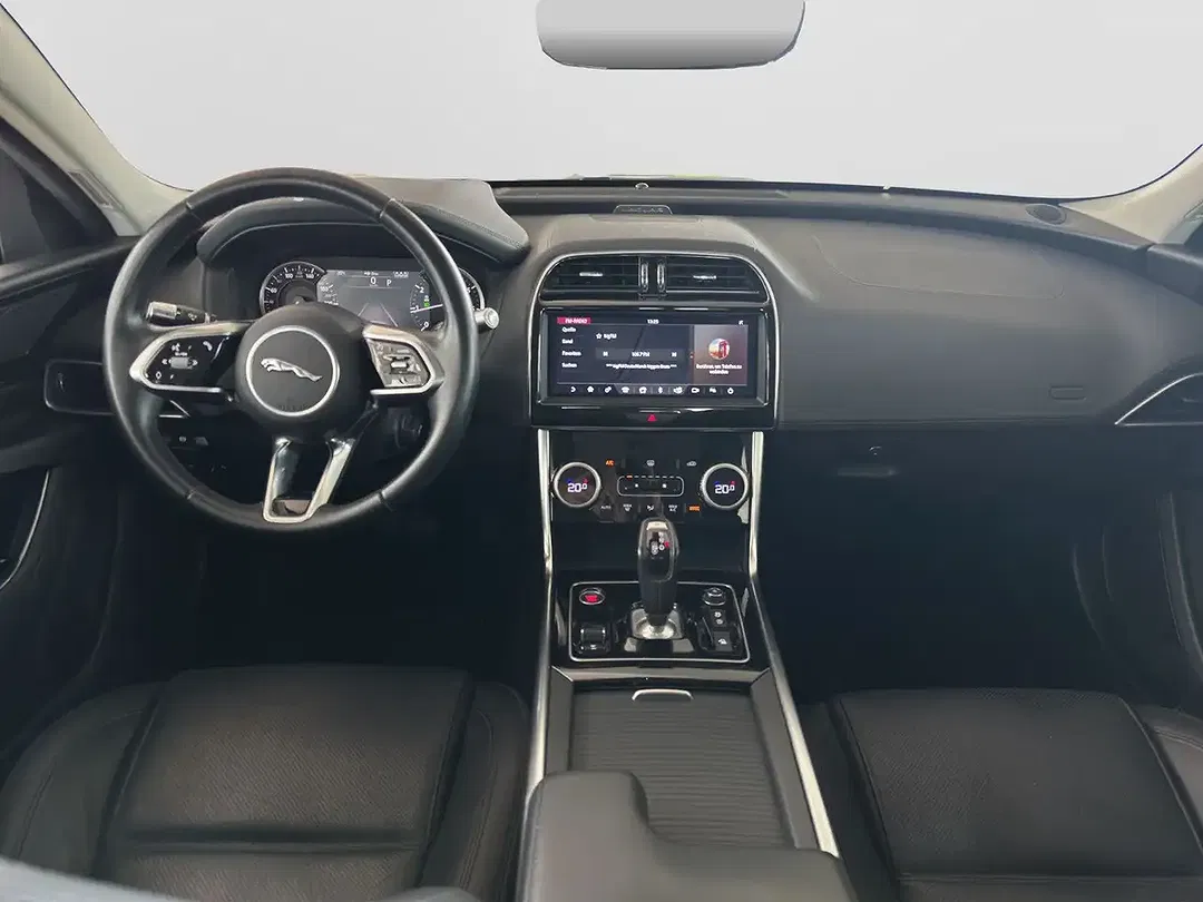 Jaguar XE - Thumbnail 9