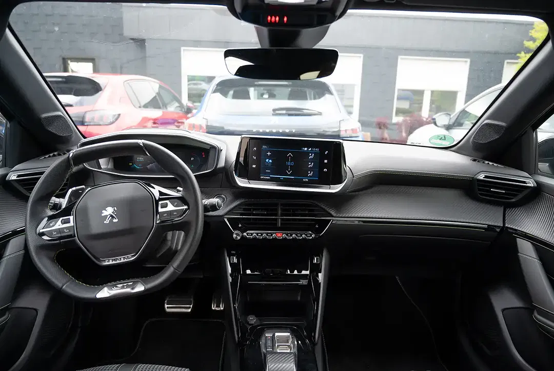Peugeot 208 - Thumbnail 3