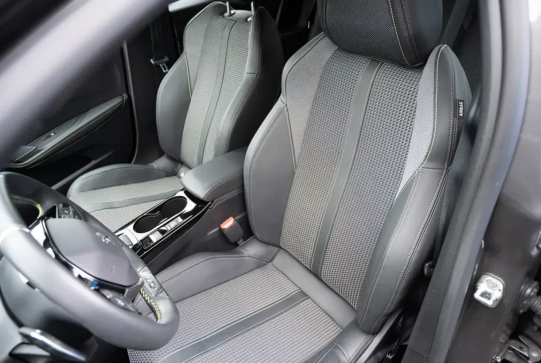 Peugeot 208 - Thumbnail 4