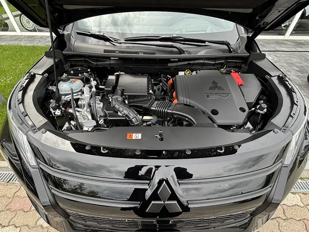 Mitsubishi Outlander - Thumbnail 2