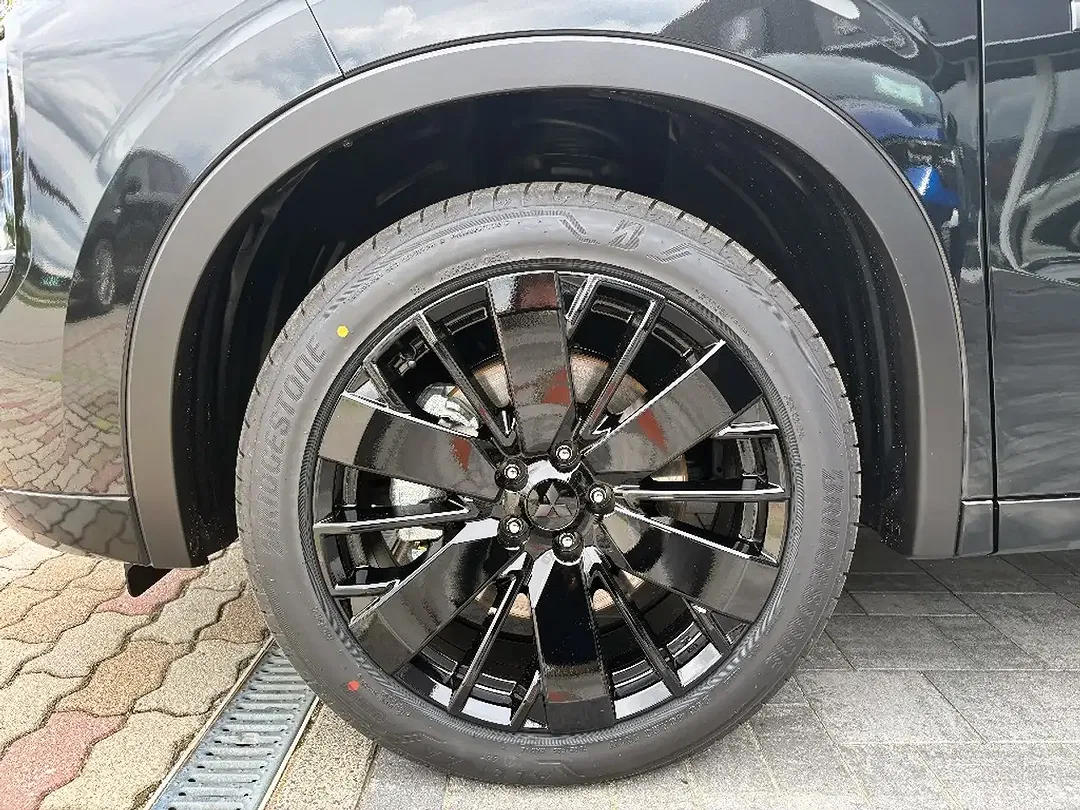 Mitsubishi Outlander - Thumbnail 3