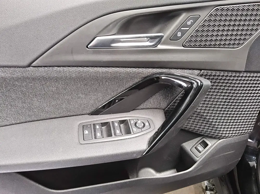 BMW iX1 - Thumbnail 9