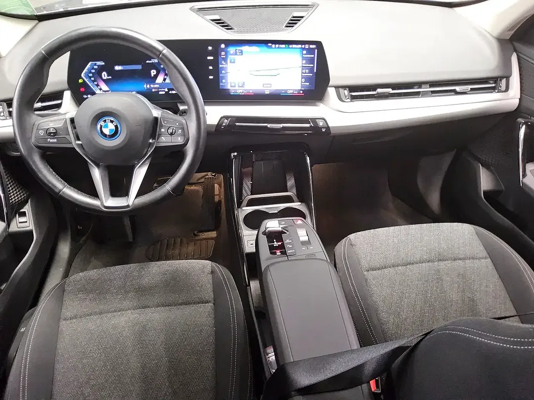 BMW iX1 - Thumbnail 4