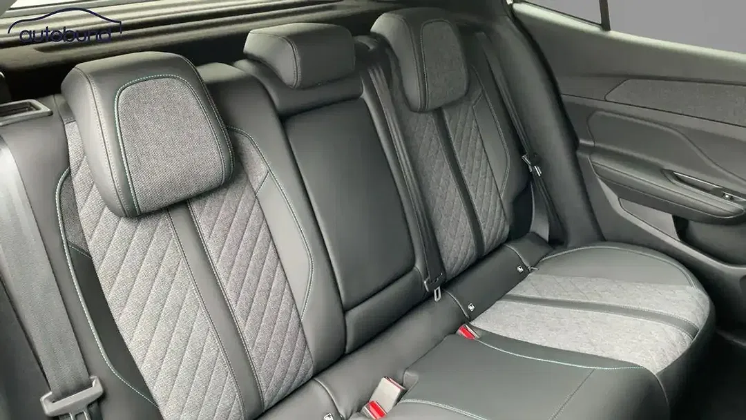 Peugeot 408 - Thumbnail 27