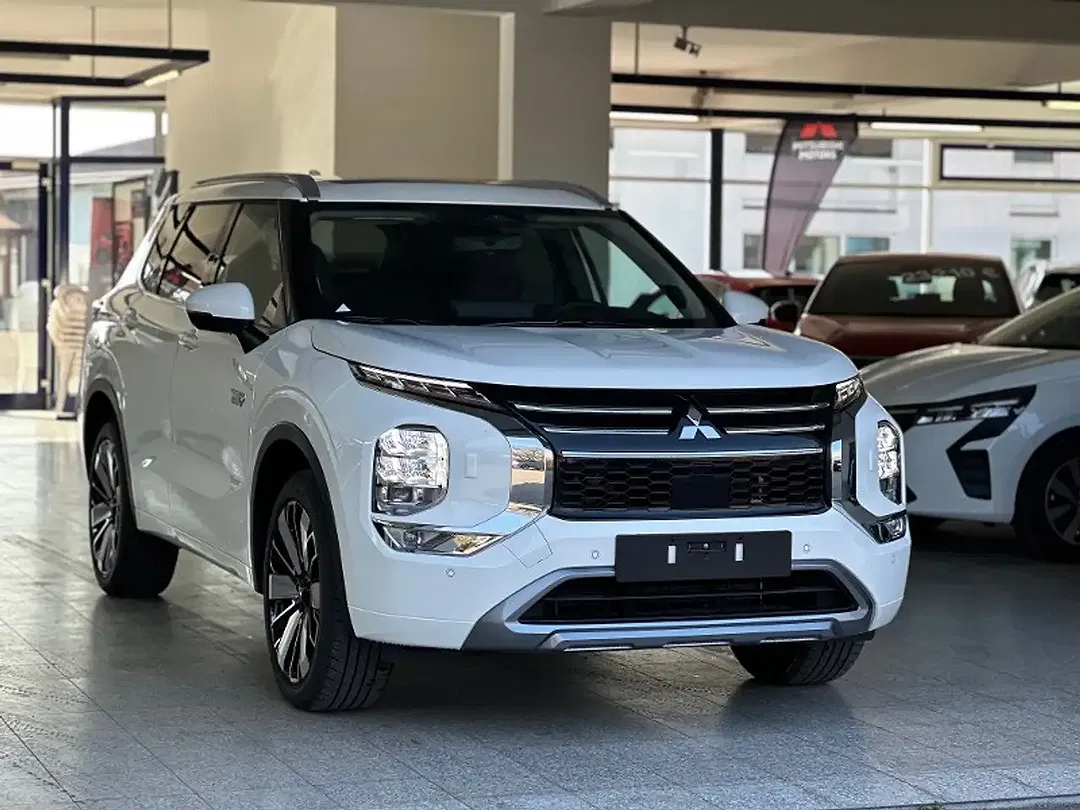 Mitsubishi Outlander - Thumbnail 3