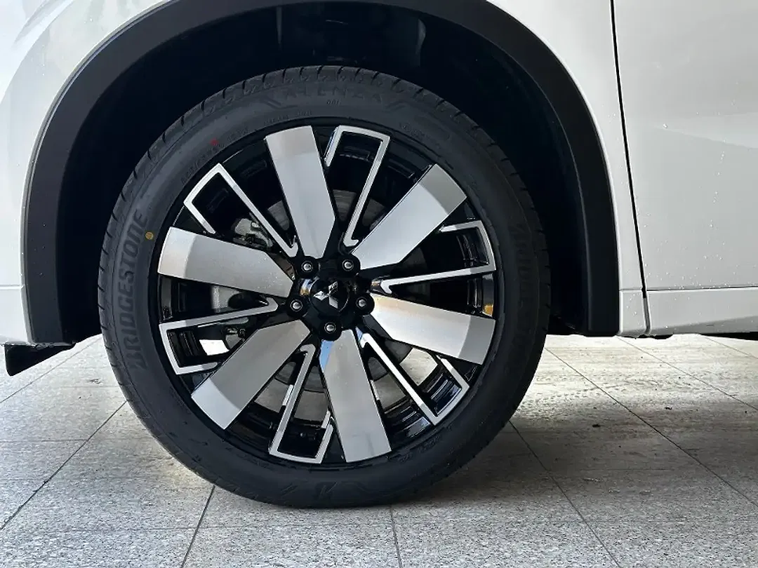 Mitsubishi Outlander - Thumbnail 4