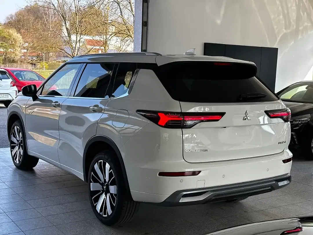 Mitsubishi Outlander - Thumbnail 6