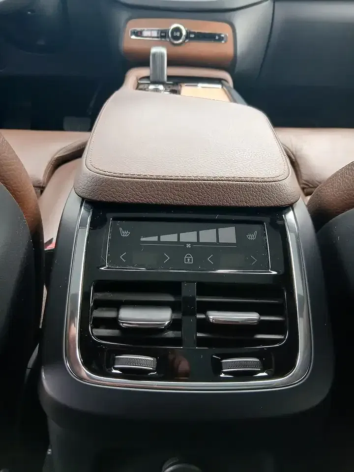 Volvo XC90 - Thumbnail 9