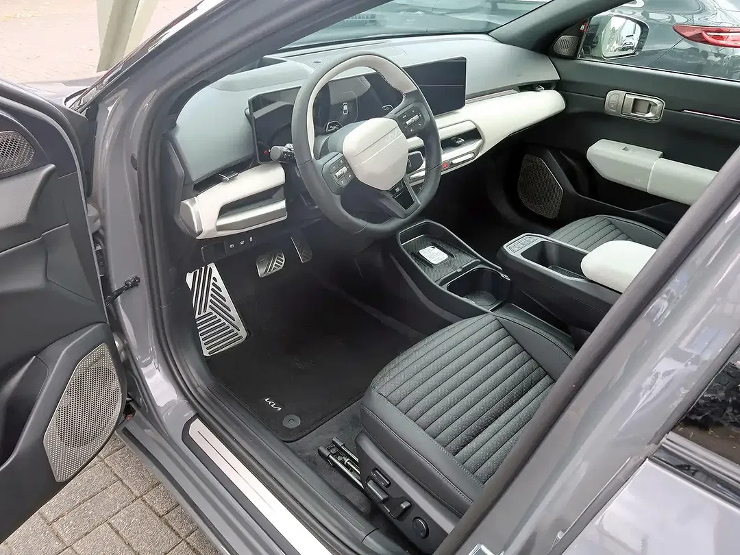 Kia EV4 - Thumbnail 3