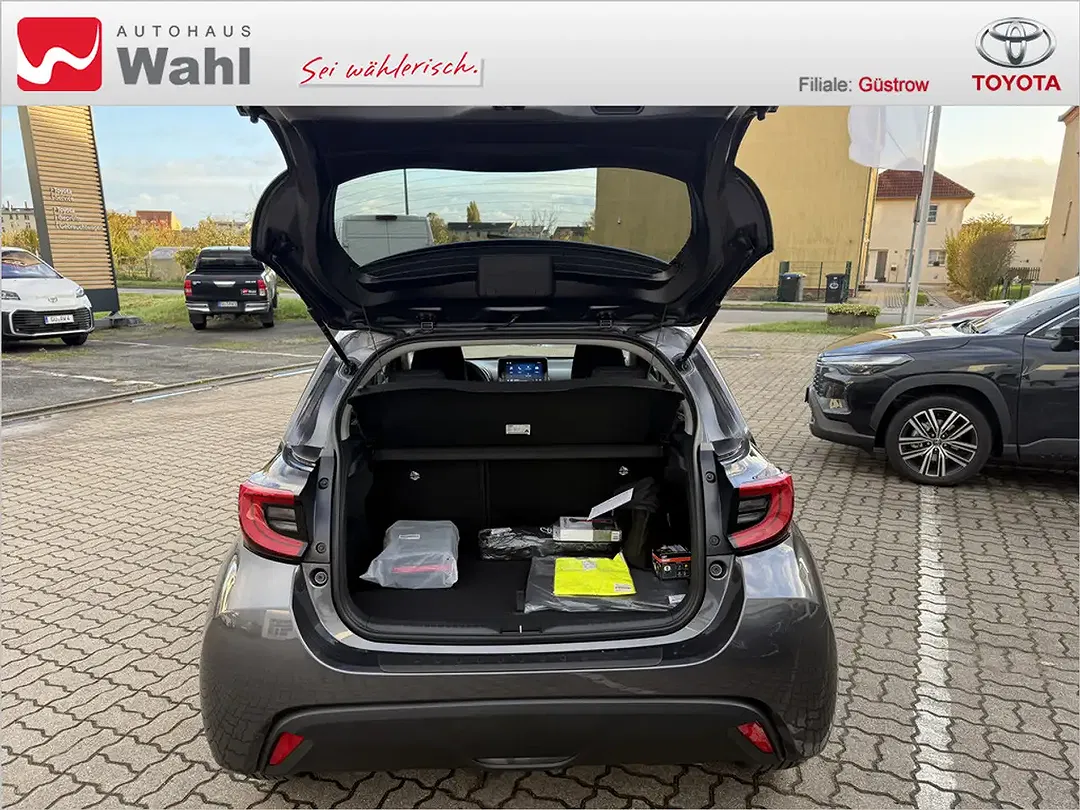 Toyota Yaris - Thumbnail 11