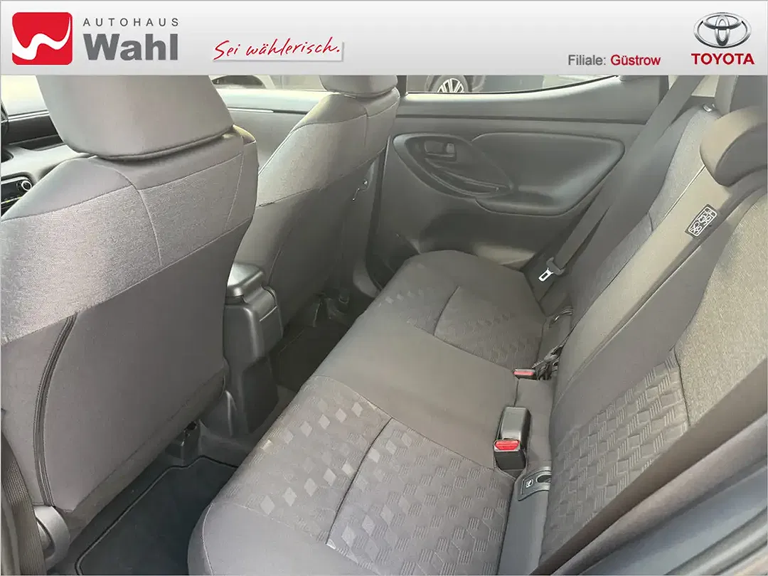 Toyota Yaris - Thumbnail 13