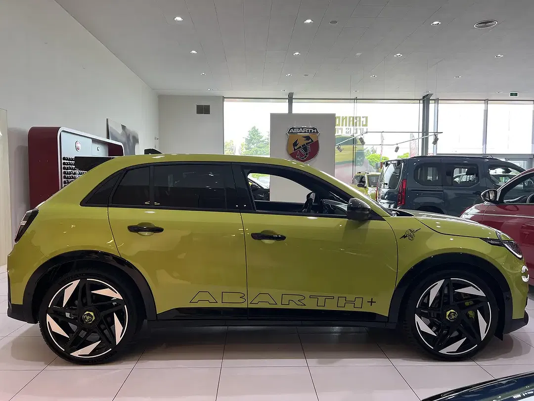 Abarth 600e - Thumbnail 4