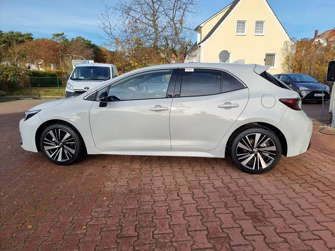 Toyota Corolla - Thumbnail 3