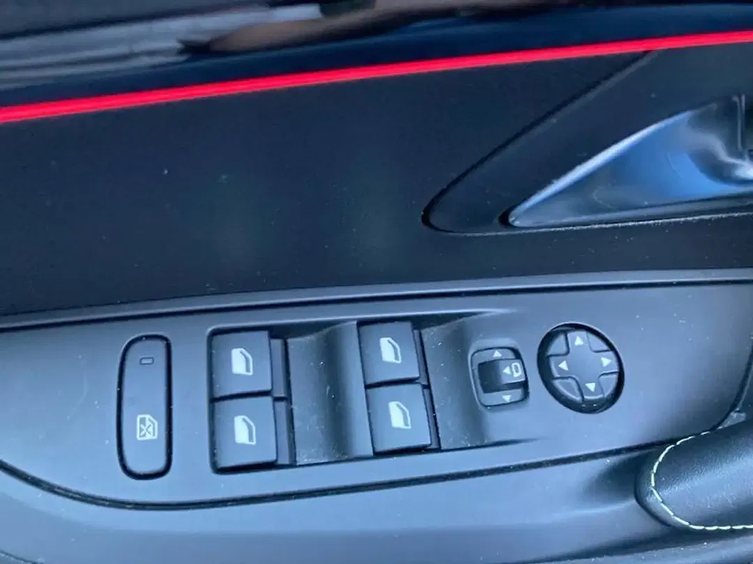 Peugeot 208 - Thumbnail 30