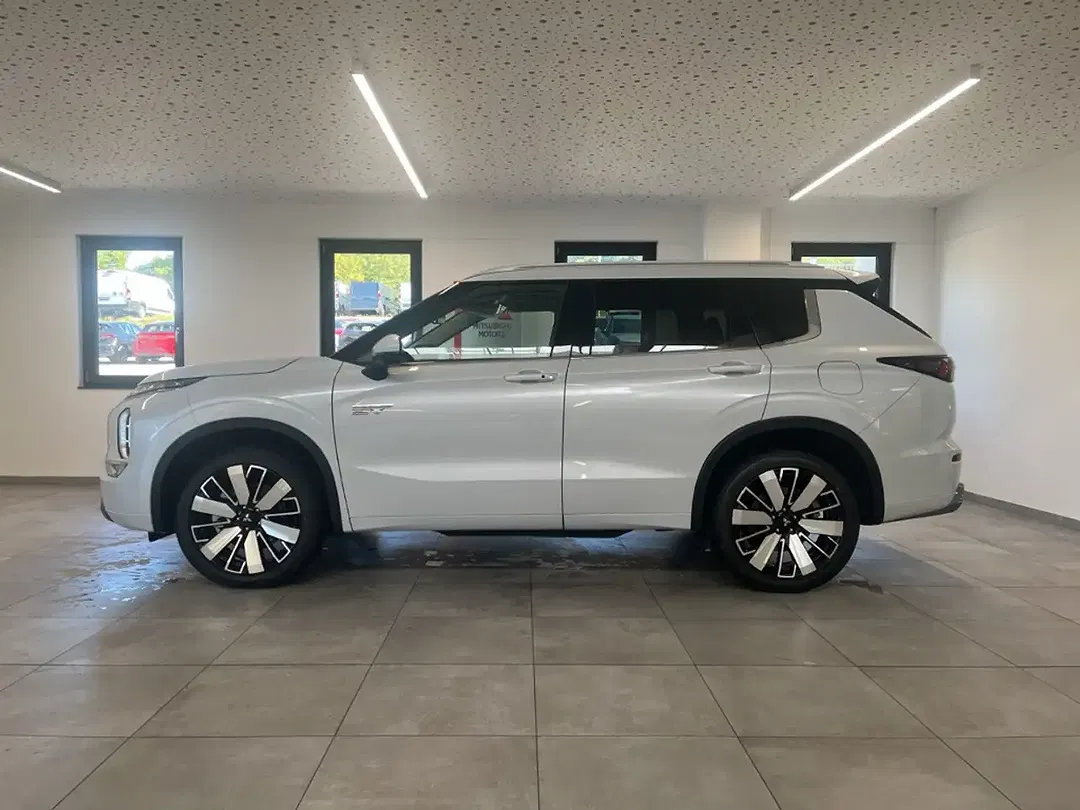 Mitsubishi Outlander - Thumbnail 2