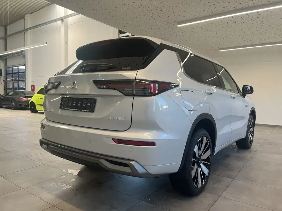 Mitsubishi Outlander - Thumbnail 4