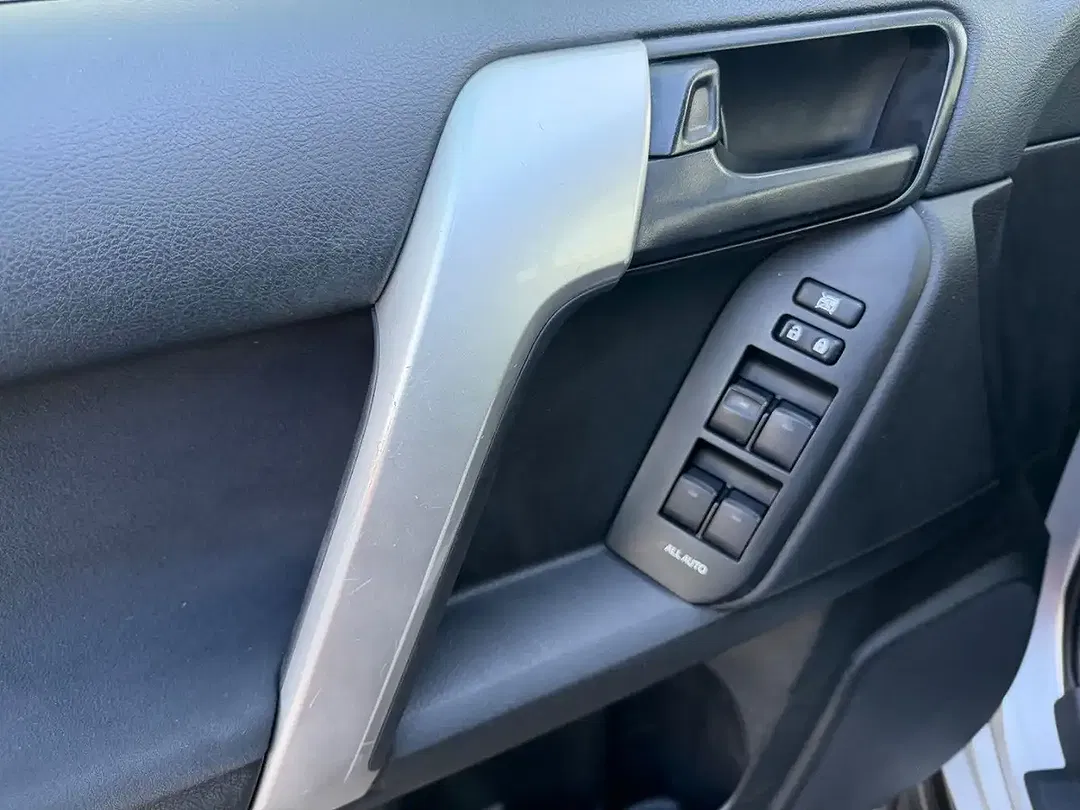 Toyota Land Cruiser - Thumbnail 8