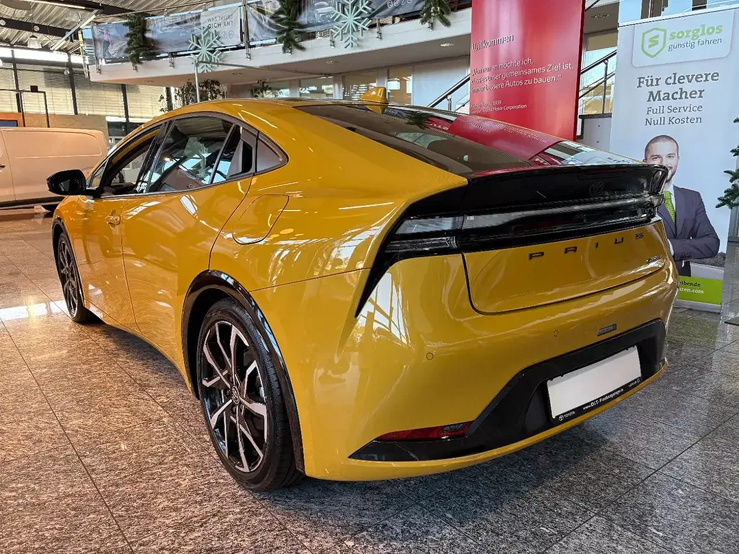 Toyota Prius - Thumbnail 3