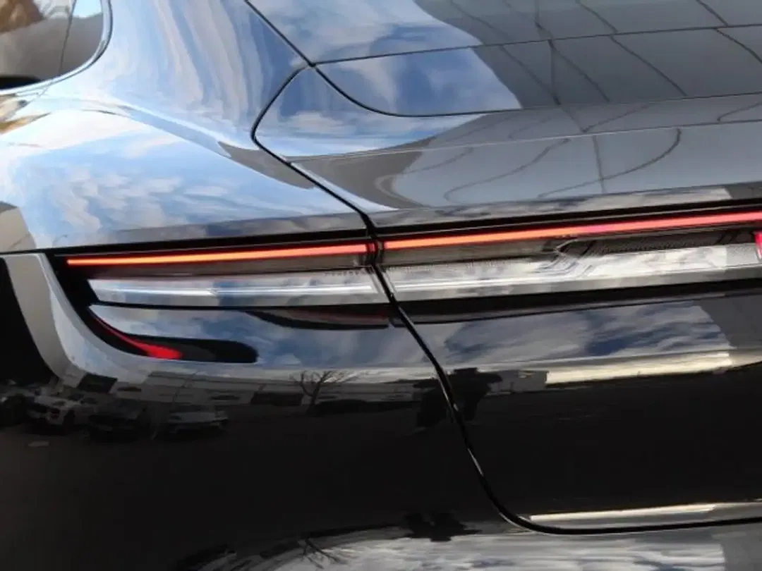 Porsche Taycan - Thumbnail 11