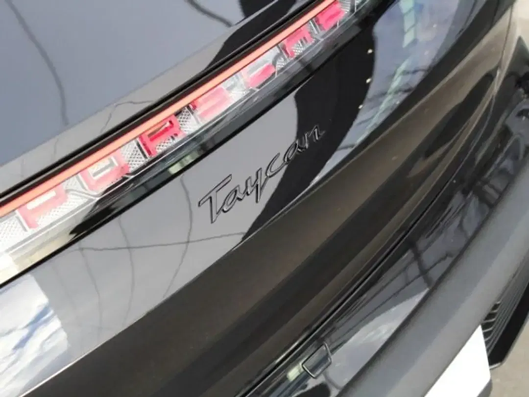 Porsche Taycan - Thumbnail 12