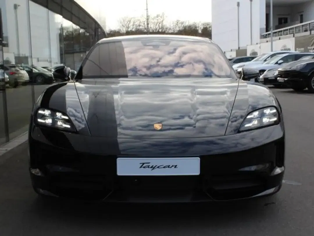 Porsche Taycan - Thumbnail 3