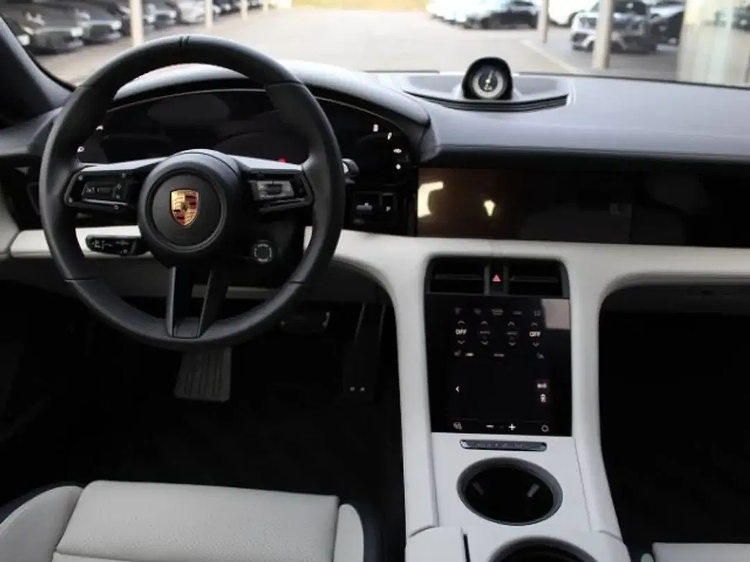 Porsche Taycan - Thumbnail 4