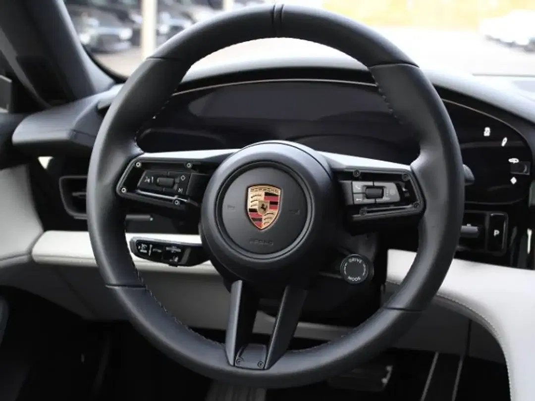 Porsche Taycan - Thumbnail 5