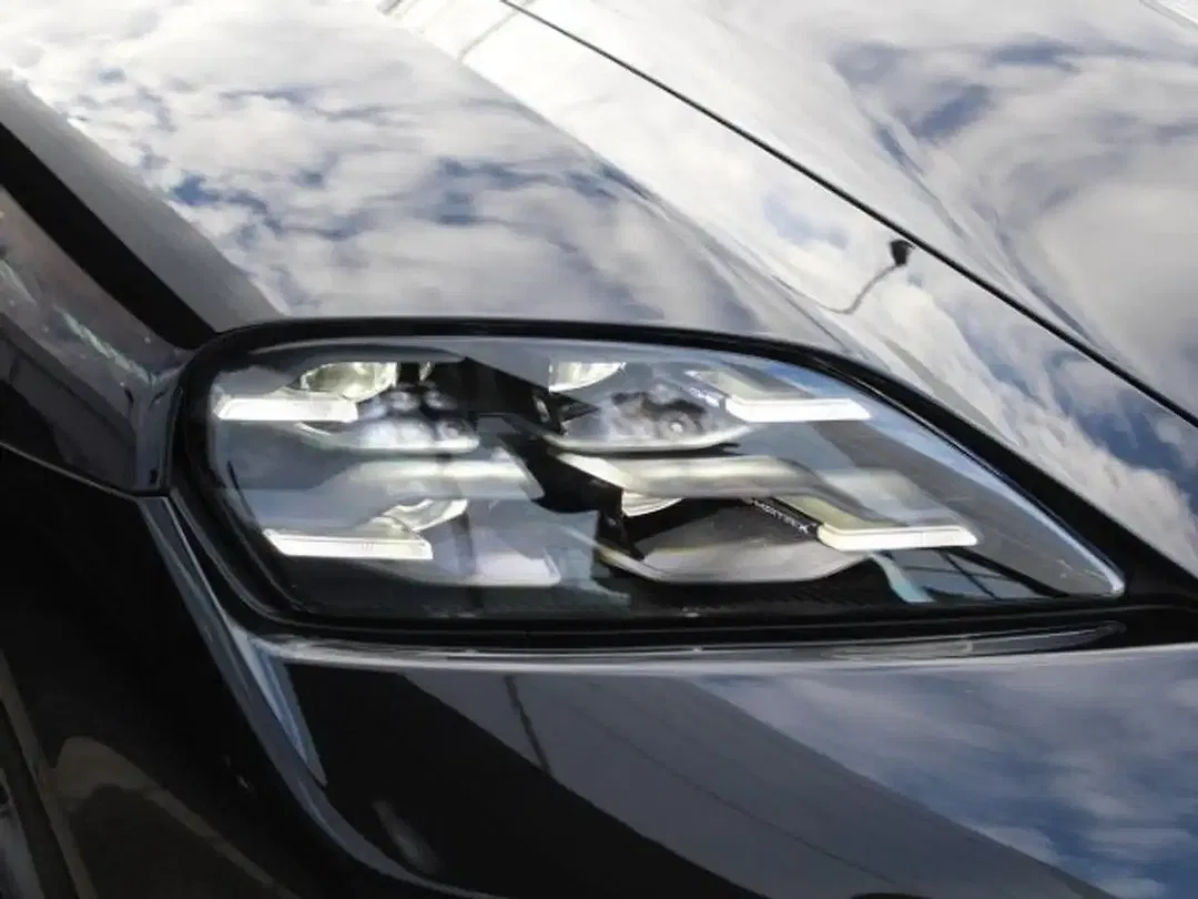 Porsche Taycan - Thumbnail 6