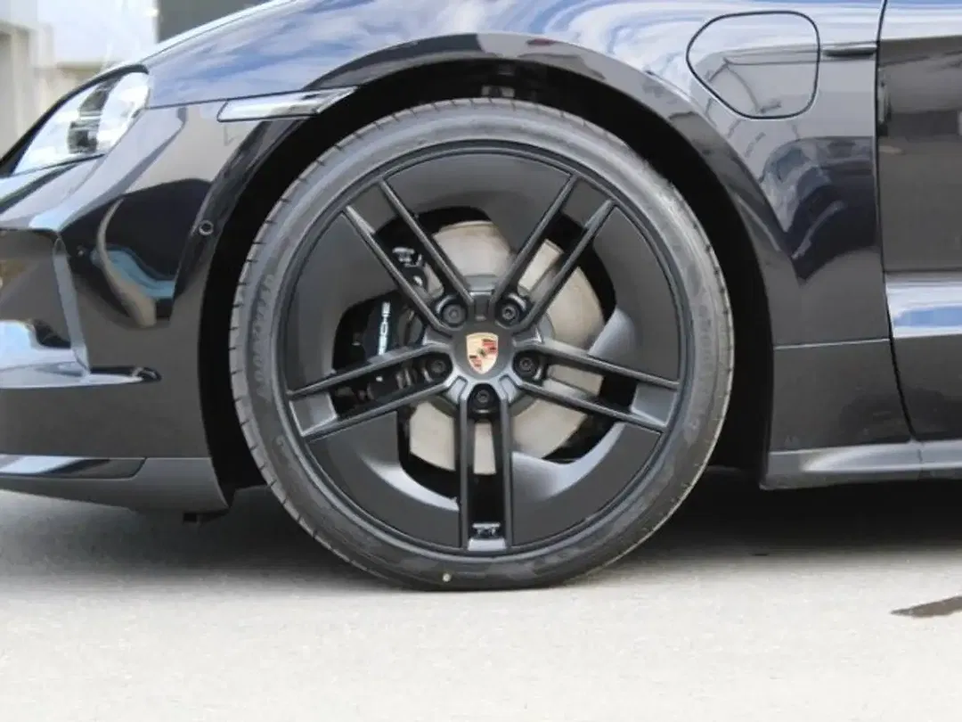 Porsche Taycan - Thumbnail 9