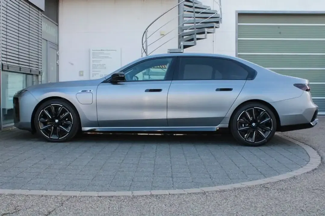 BMW 760 - Thumbnail 5