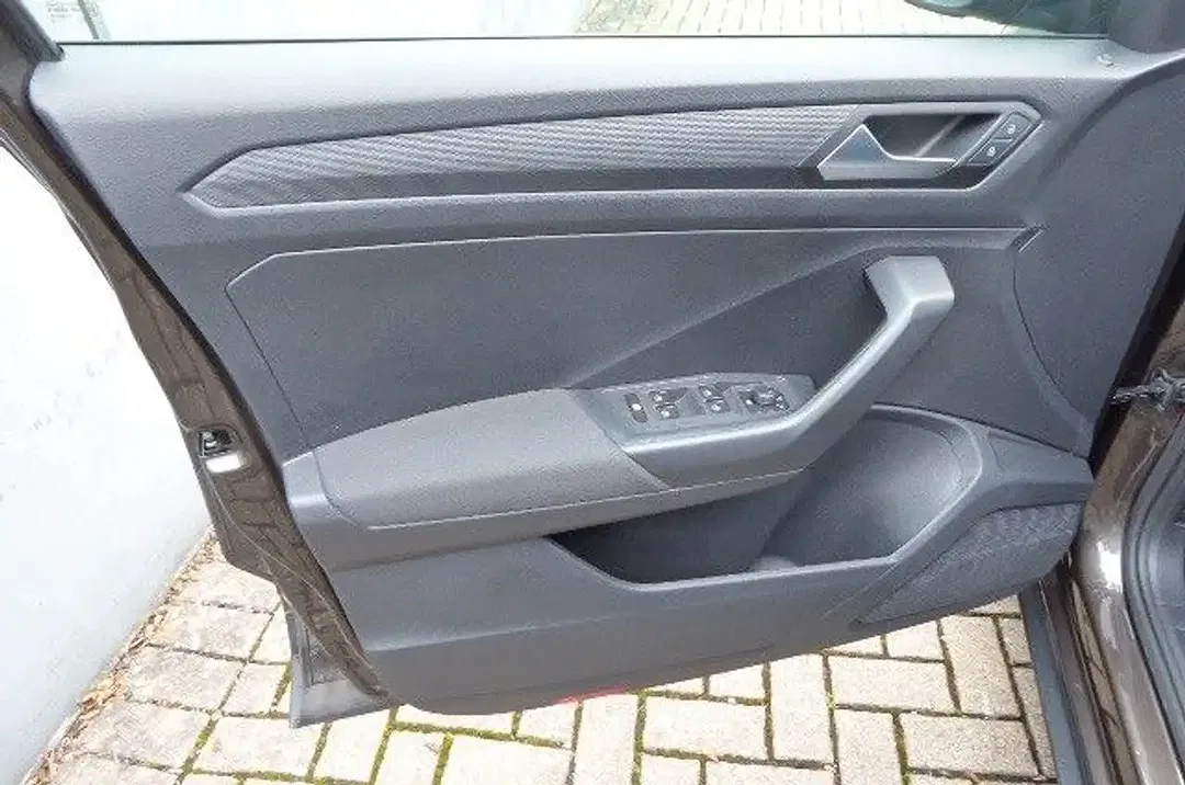 Volkswagen T-Roc - Thumbnail 12